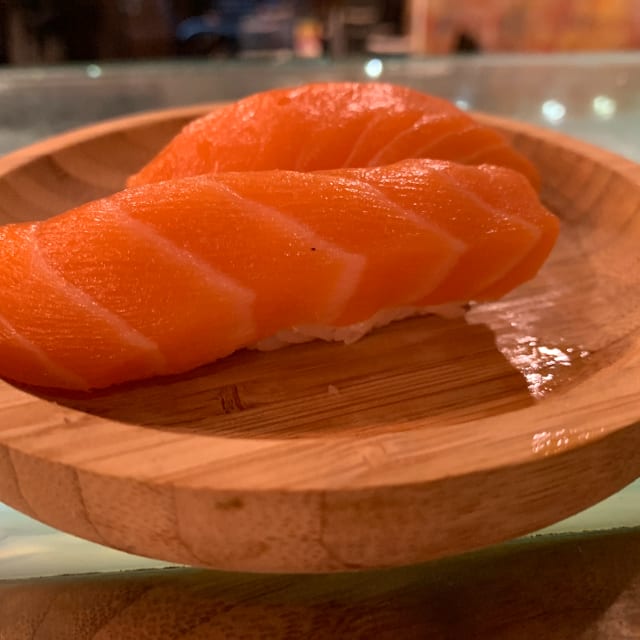Sake Sushi (salmon).