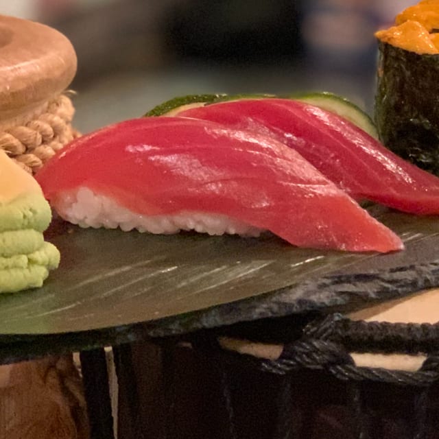 Maguro Sushi (tuna).